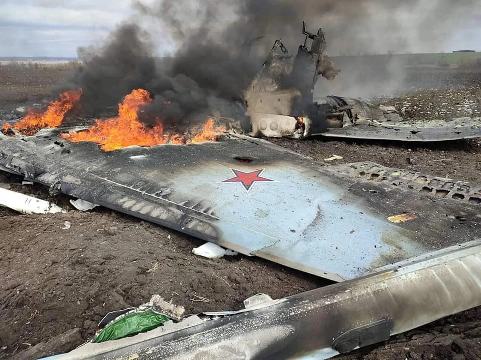 Сбивают самолеты видео. Сбивают самолеты видео. Сбивают самолеты видео. Су 25 всу. Подбитый американский самолёт.
