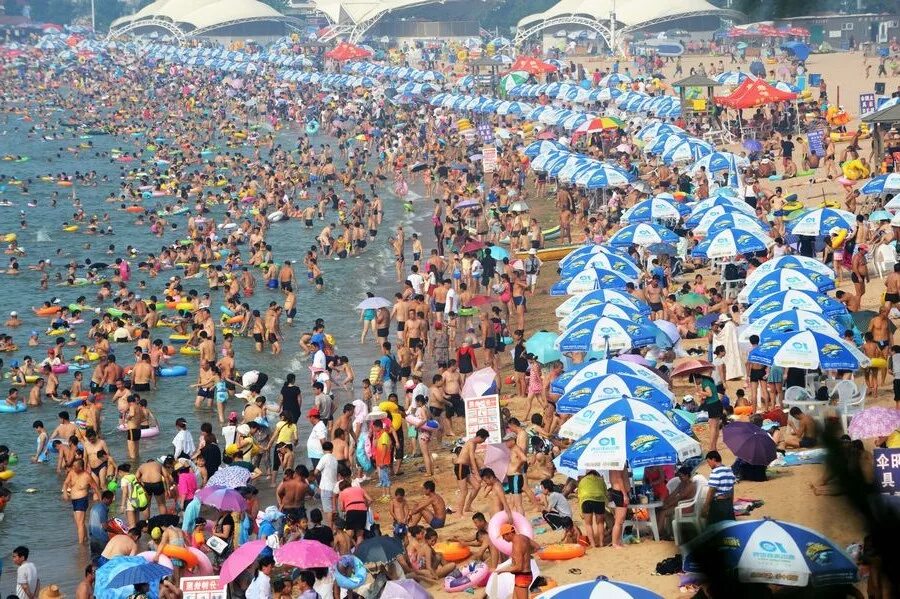 Где мало народу. Переполненные пляжи. Много людей на пляже. Многолюдный пляж. Много народу на пляже.