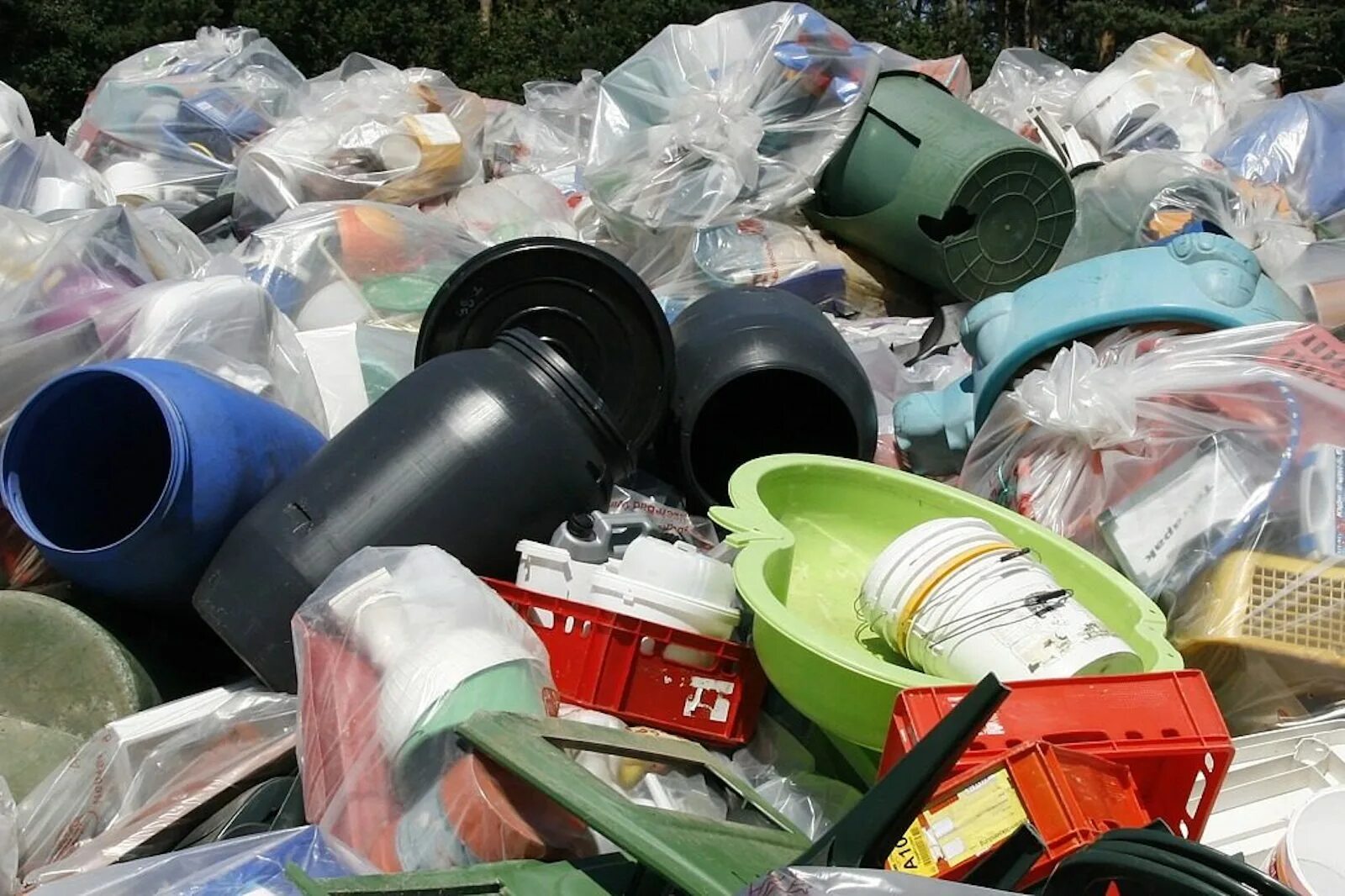 Тбо цена. Отходы пластмасс. Отходы производства пластмасс. Пластиковые и полимерные отходы. Пластик переработка.