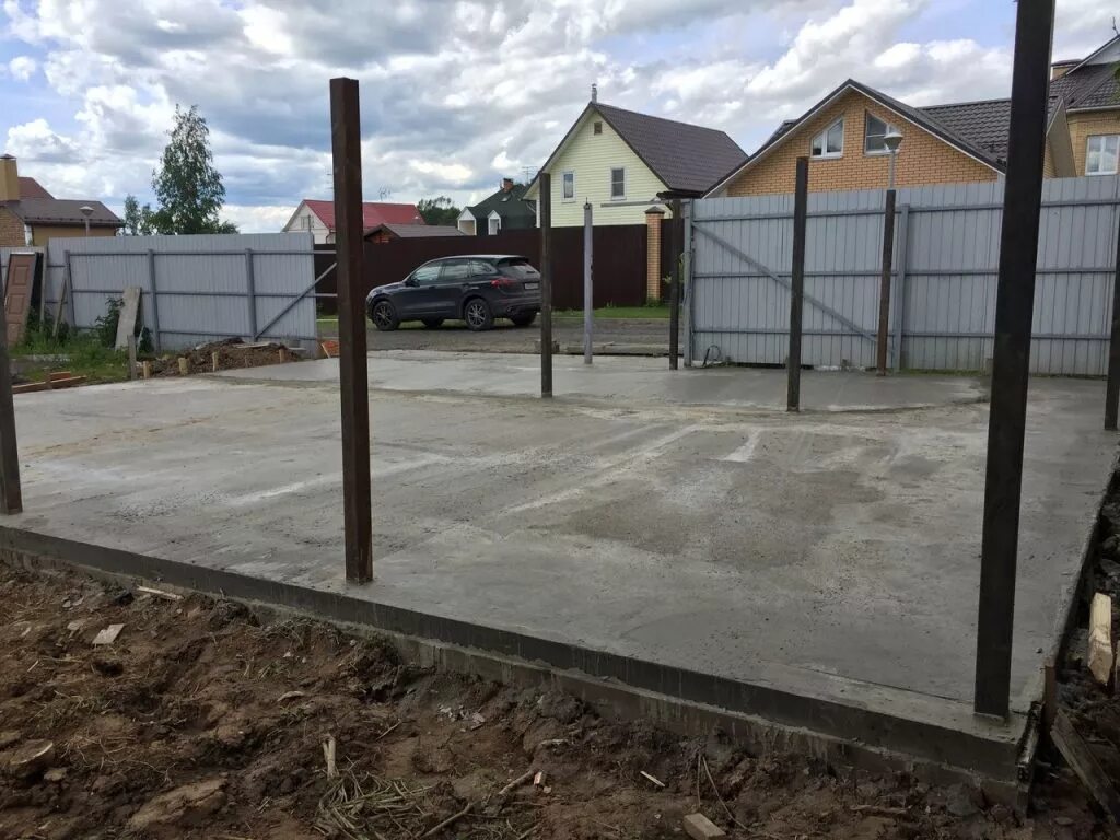 Бетонная площадка парковка. Бетонная площадка м500. Бетонная площадка под автомобиль. Бетонное покрытие двора. Бетонный площадка под авто.
