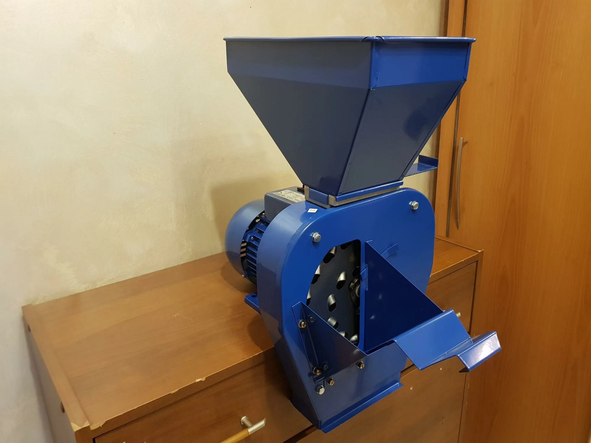 зубр 1с кормоизмельчитель. зернодробилка "зубр-экстра" гидроагрегат 2300вт. кормоизмельчитель зубр-2с. кормоизмельчитель для зерна "зубр 1с" (гидроагрегат). кормоизмельчитель зубр-2с.