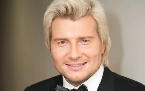 Екі қыз жігітті жұлып алып, оның шәуетіне қарайды