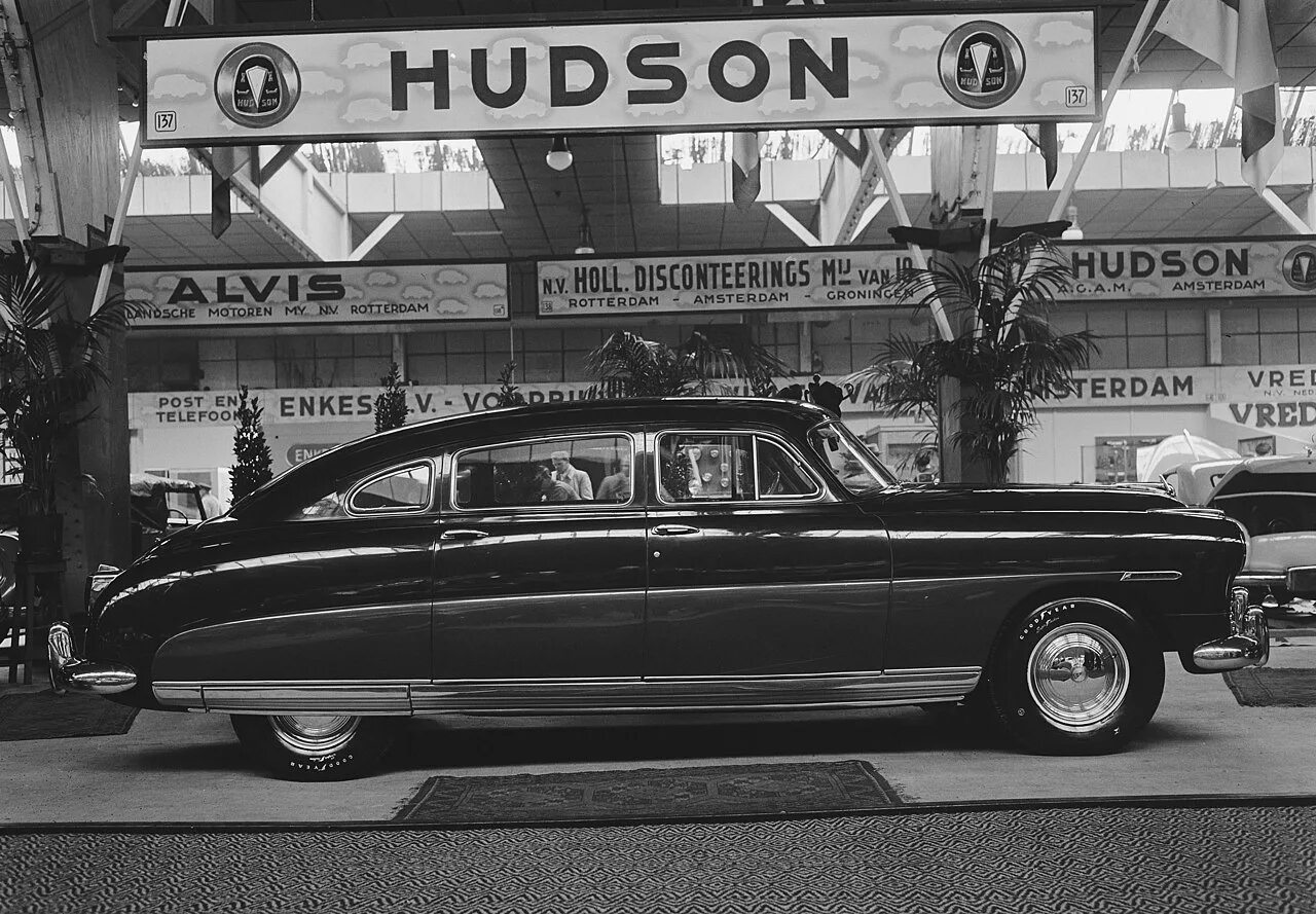 Включи гудзон на машине. Hudson Hornet 1948. Хадсон Хорнет. Hudson Jet 1954. Hudson Wasp.