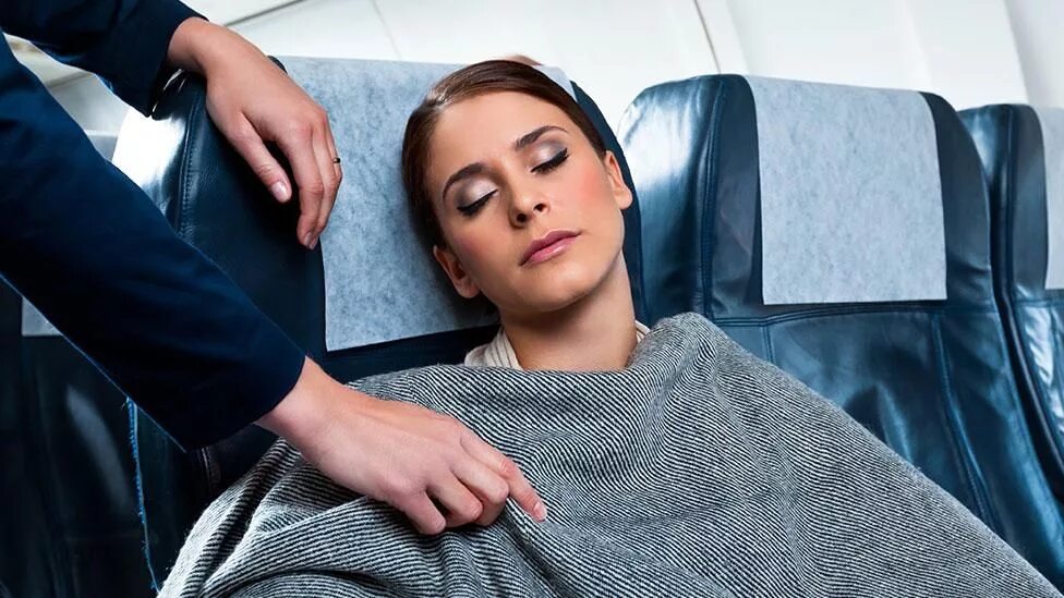 Плед в самолете дают. Спать в самолете шарф обвязать. Passengers on the plane sleeping. Фото спящего в самолете накрытое лицо с афро косами. Пассажиром человек становится