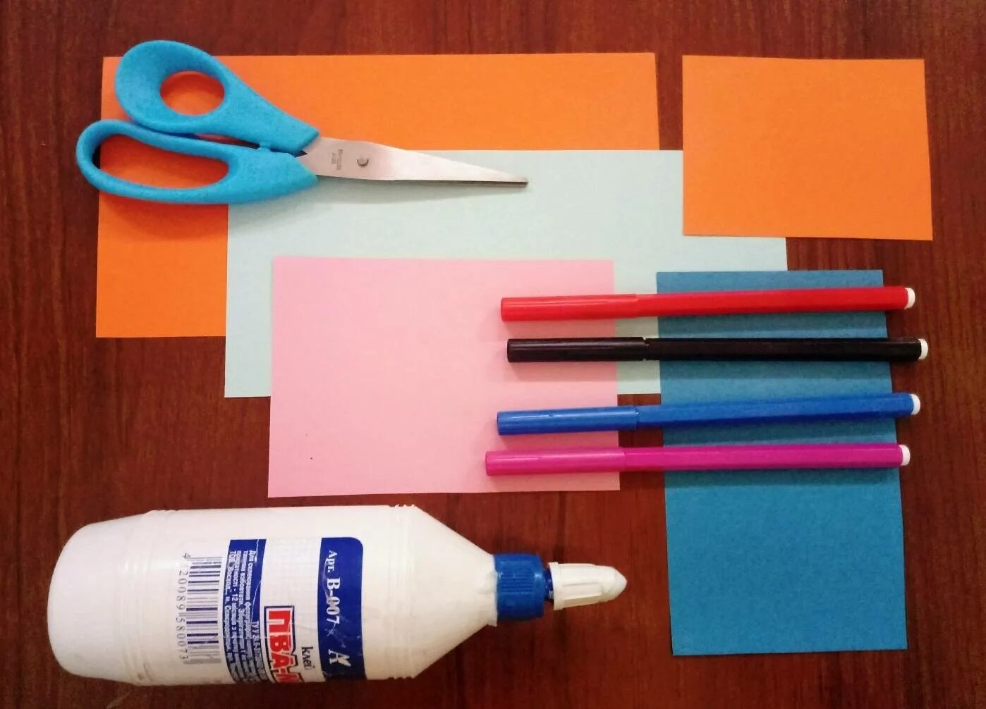 Поделки из цветной бумаги из клея. Цветная бумага ножницы клей. Цветная бумага клей ножницы фломастеры. Цветной картон, цветная бумага, ножницы, клей. Картон ножницы клей.