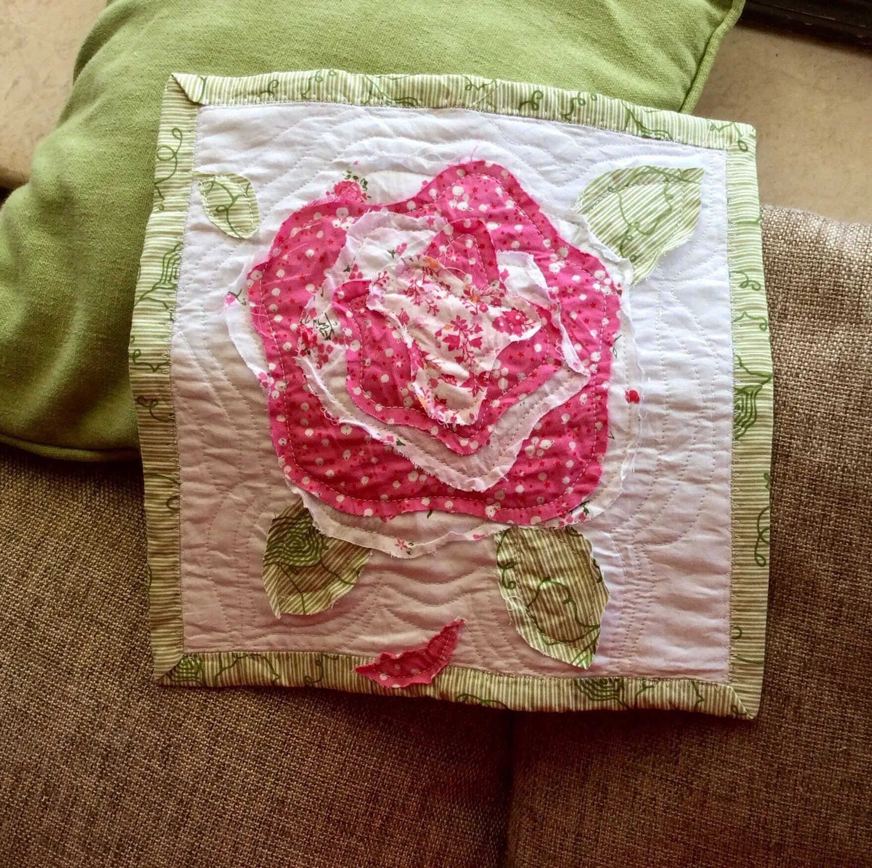 French rise. Лоскутное одеяло розы. Пэчворк розы из ткани. Лоскутное шитье розы пэчворк.