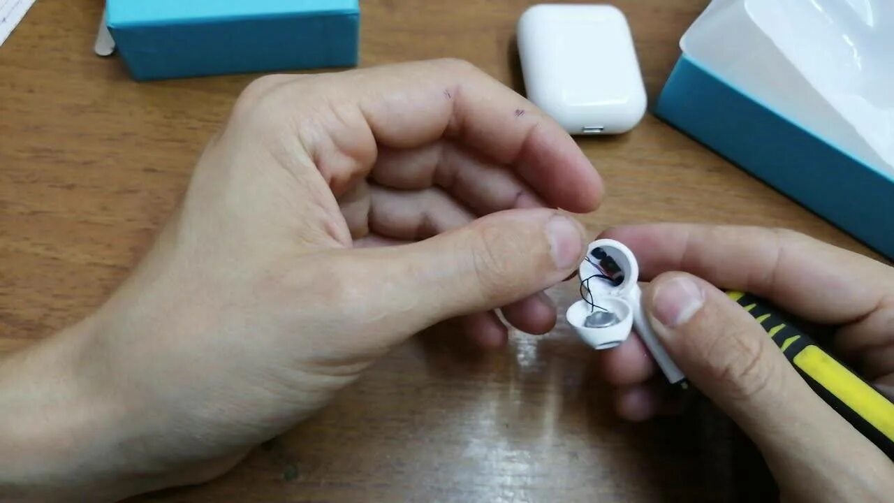 Одни наушники работают а другие нет. Аккумулятор наушников tws i11. блютуз наушники в разборе. сломанный беспроводной наушник. аирподс один наушник.