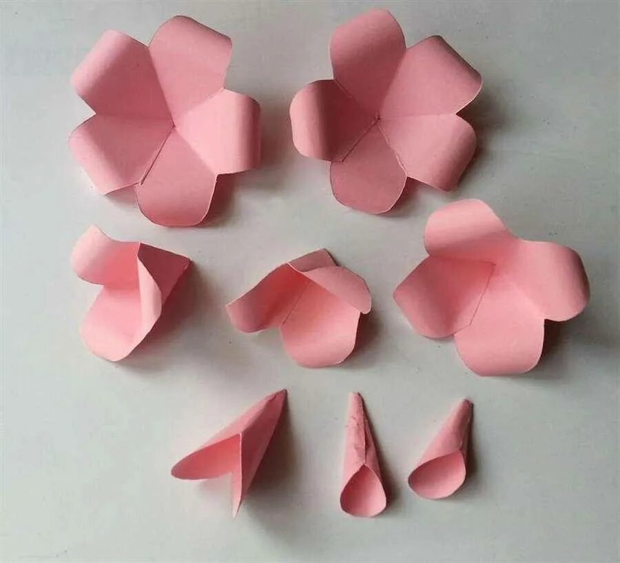 Сделать цветок из бумаги своими руками легко. Объемные цветы из бумаги. Маленькие объемные цветы. Маленькие цветы из бумаги. Выпуклые цветы из бумаги.