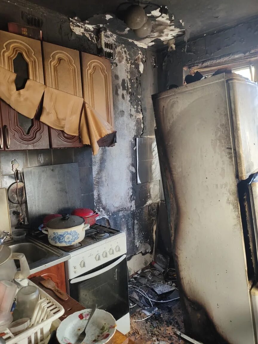 Сгоревшая кухня. Пожар в квартире. Сгорела кухня в квартире.