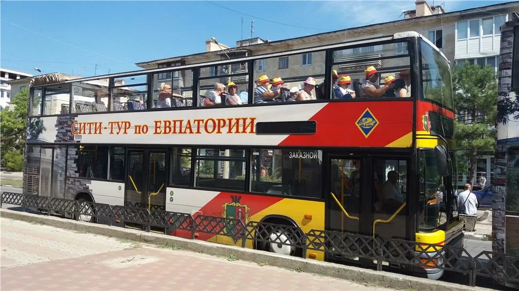 Сити тур санкт. Двухэтажный автобус Евпатория. Экскурсии по Евпатории на двухэтажном автобусе. Автобус двухэтажный экскурсии. Двухэтажный автобус кабриолет.