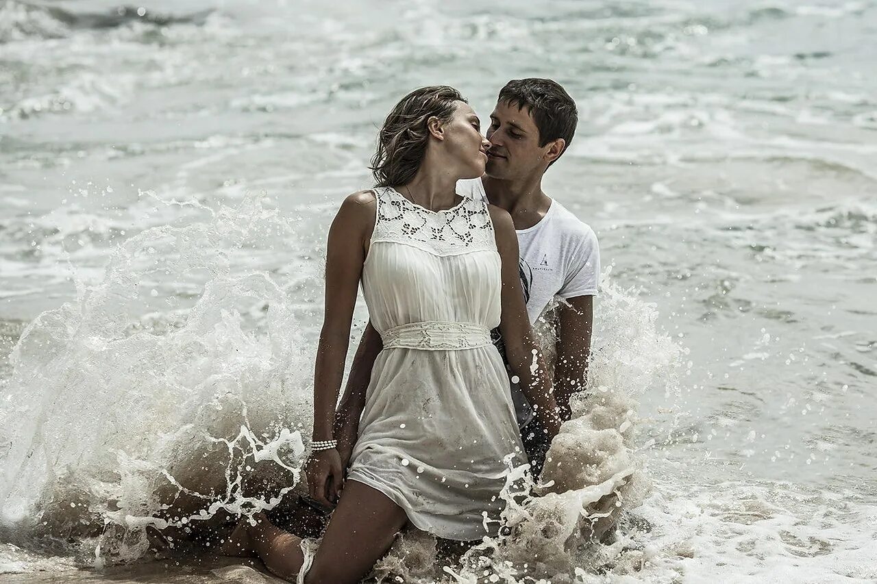 Последние двое. Влюбленные на берегу моря в белом. Мужчина и женщина в белом на море. Парень и девушка в белой одежде. Парень и девушка в белом у моря.