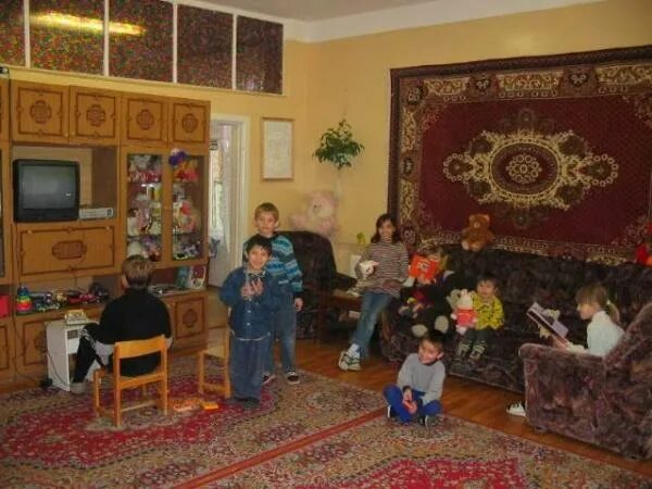 дома ребенка закрывают. дома ребенка закрывают. ребенок один в комнате. дома ребенка закрывают. дверная для детей.