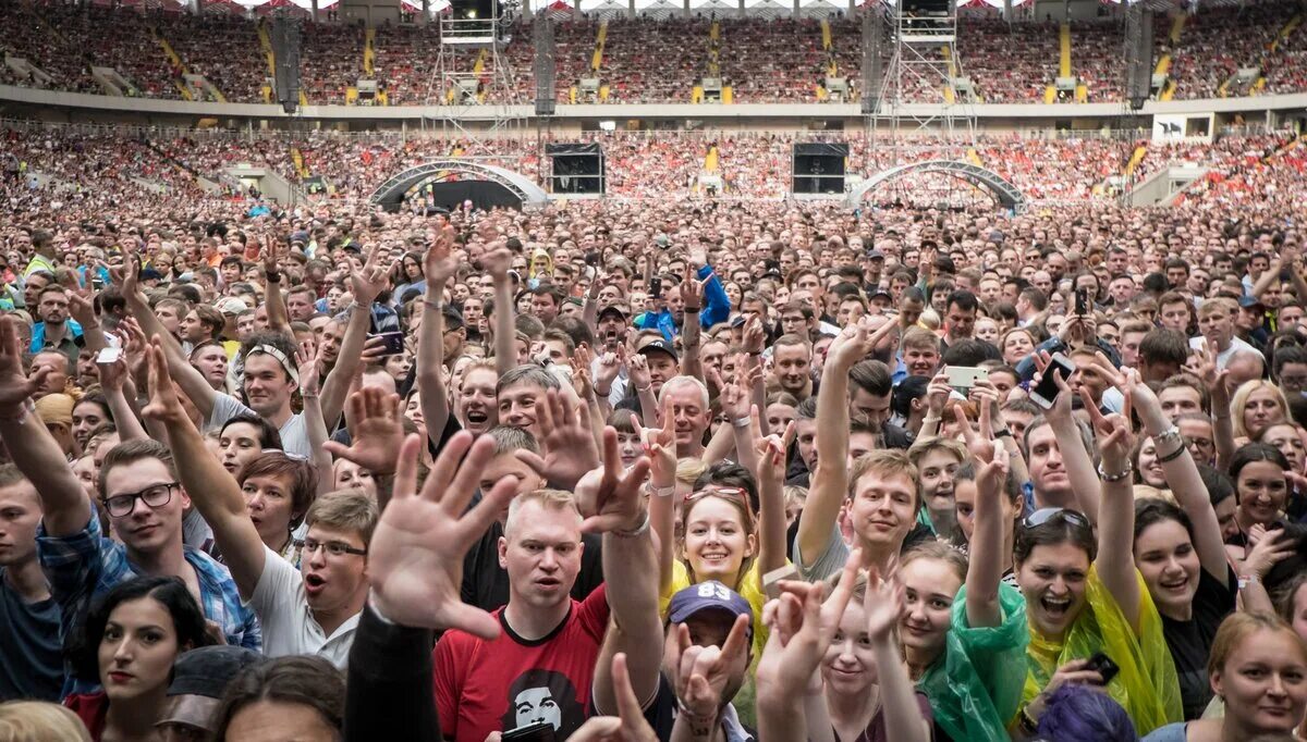 Концерт цуефа иркутск. Трибуны для зрителей. Толпа на стадионе. Зрители на концерте. Толпа на концерте.