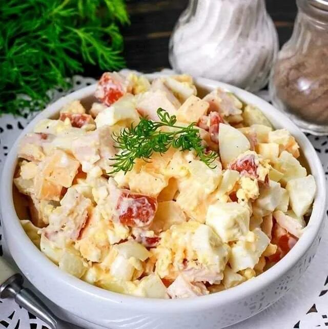 Какой салат копченая курица. Салат с копченой курицей и сыром. Салат с цыпленком и копченым сыром. Салат из копченой курочки. Салат с копченой курочкой.