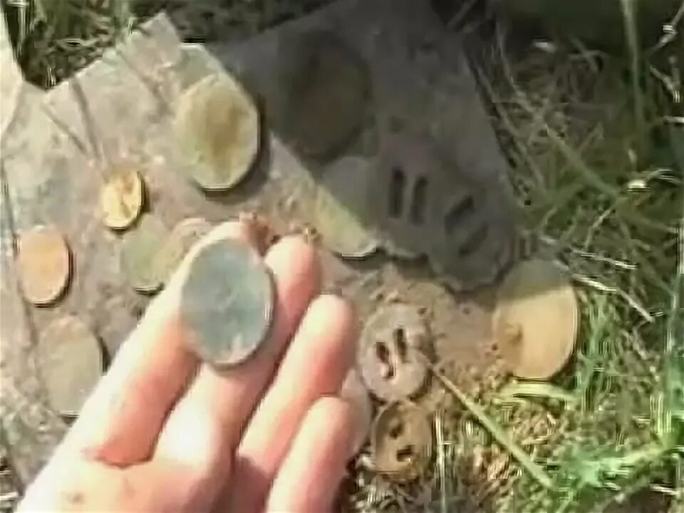 Коп начинающих. Удельная чешуя находки. Коп начинающих. Удельная чешуя находки. Человек с металлоискателем simplex.