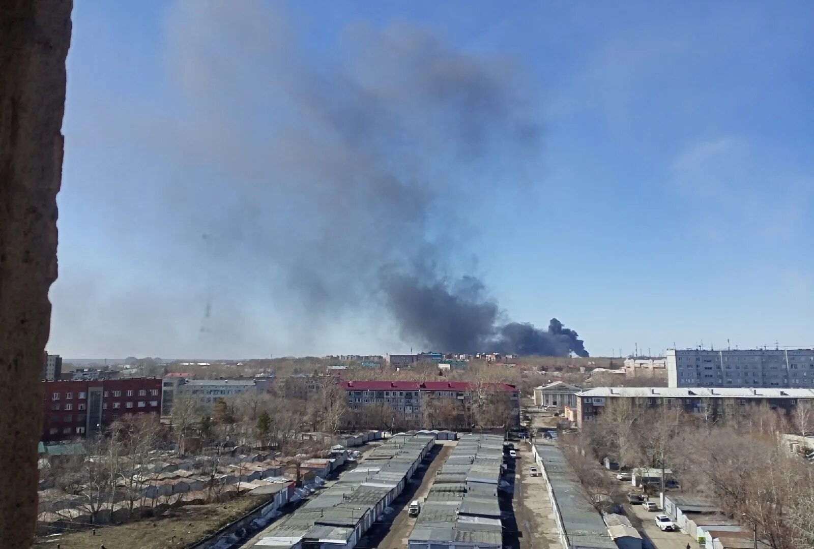 Неработающий светофор. Омск дым в нефтяниках. Омск ночью. Пожар в омске сегодня в нефтяниках. Восточная ночь омск нефтяники.