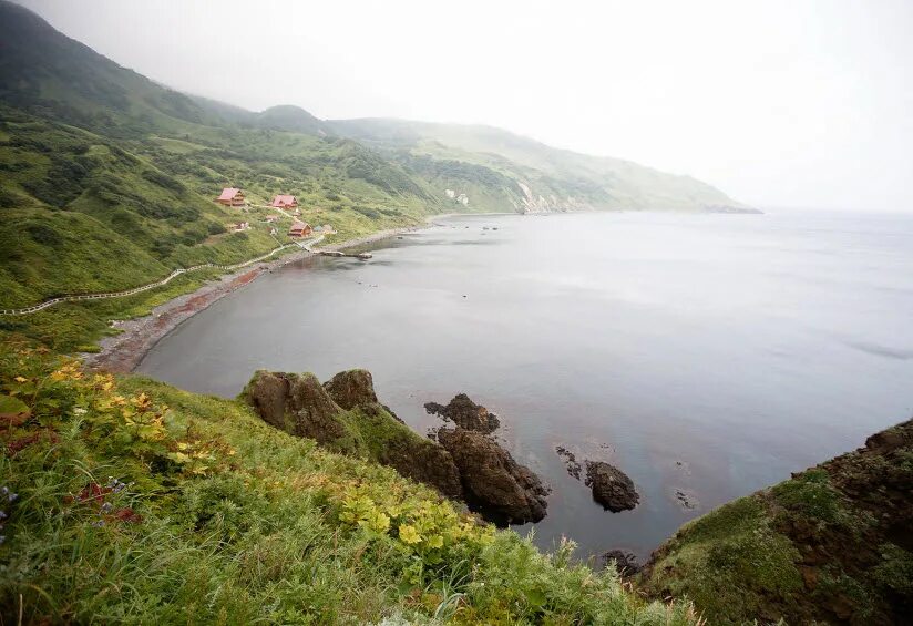 Сахалин природный парк монерон. Бухта тихая южно-сахалинск. Южный сахалин тихая бухта. Южно сахалинск бухта бухта тихая. Княжеская поляна большой тхач.