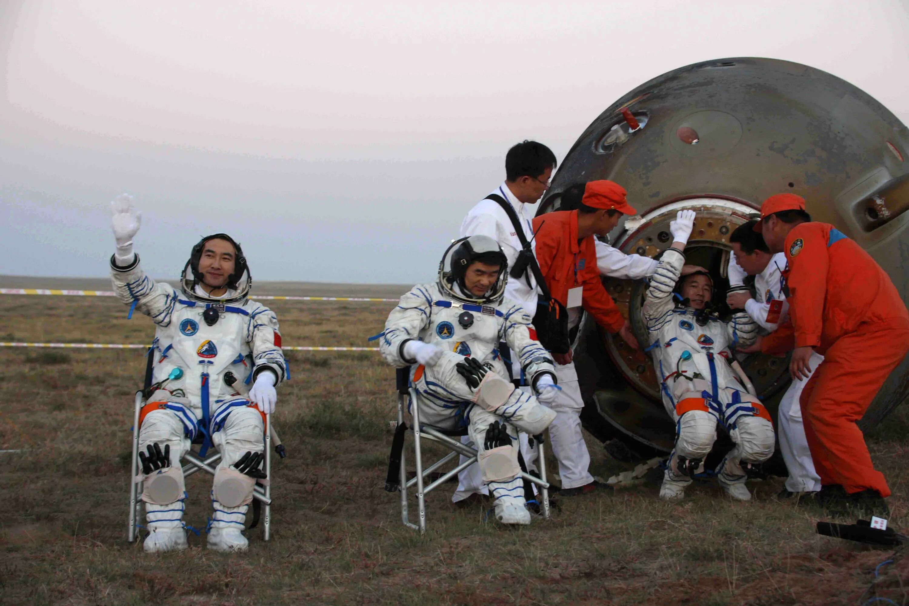 Космонавт высаживается. Возвращение космонавтов. космонавты приземлились. капсула космонавтов. пилотируемый корабль шэньчжоу на старте.