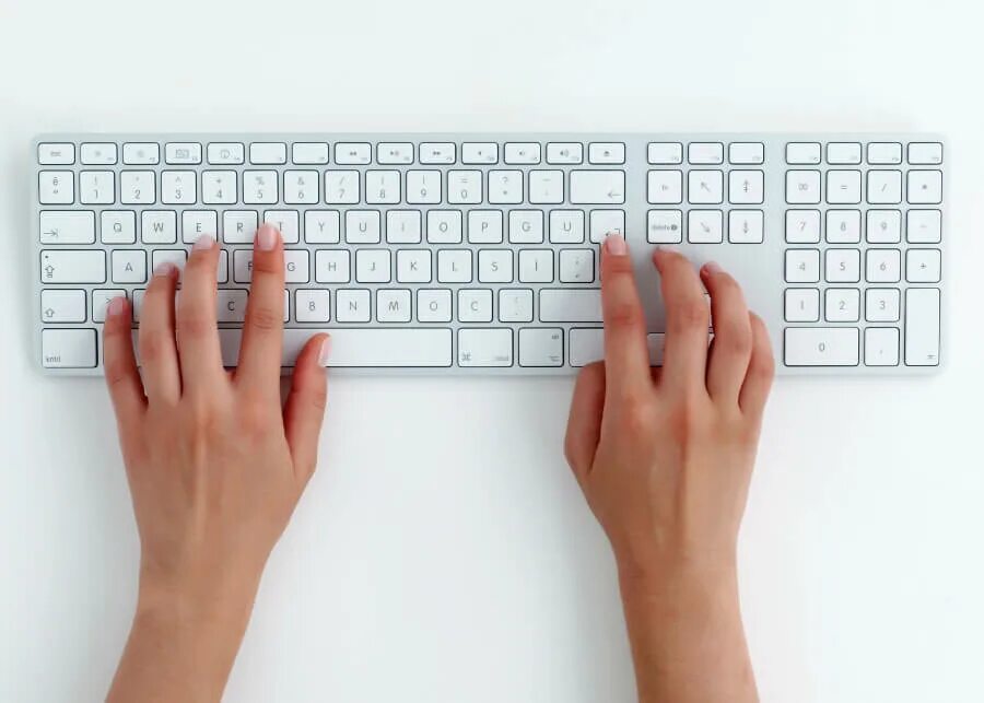 Руки на клавиатуре. Клавиатура белая. Руки печатают на клавиатуре. Печатает на клавиатуре.