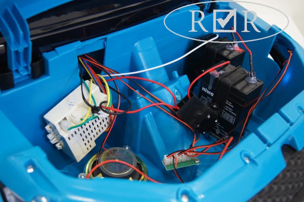 Автомобиль с двумя аккумуляторами. T005tt электромобиль блок управления. Электропроводка детского электромобиля. Провода для электромобиля детского. Аккумулятор для детского электромобиля.