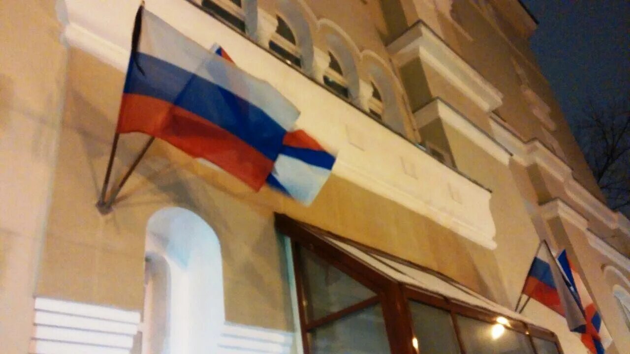 Траурный флаг. Траурная лента на флаге России. Траурный флаг России. Расположение флагов на здании в Москве.