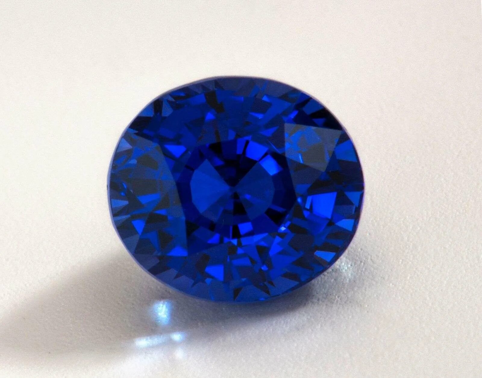 Драгоце 3 ые. Синий камень ювелирный сапфир. Камни Самоцветы сапфир. Сапфир Катарагама. Кристалл Сафир.