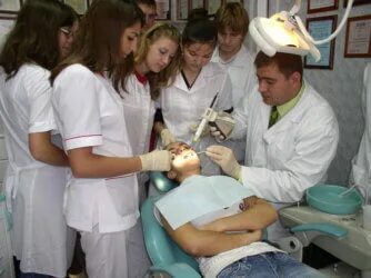 Зубной техник после 9 класса москва. Студенты стоматологи. Студенты медики стоматологи.