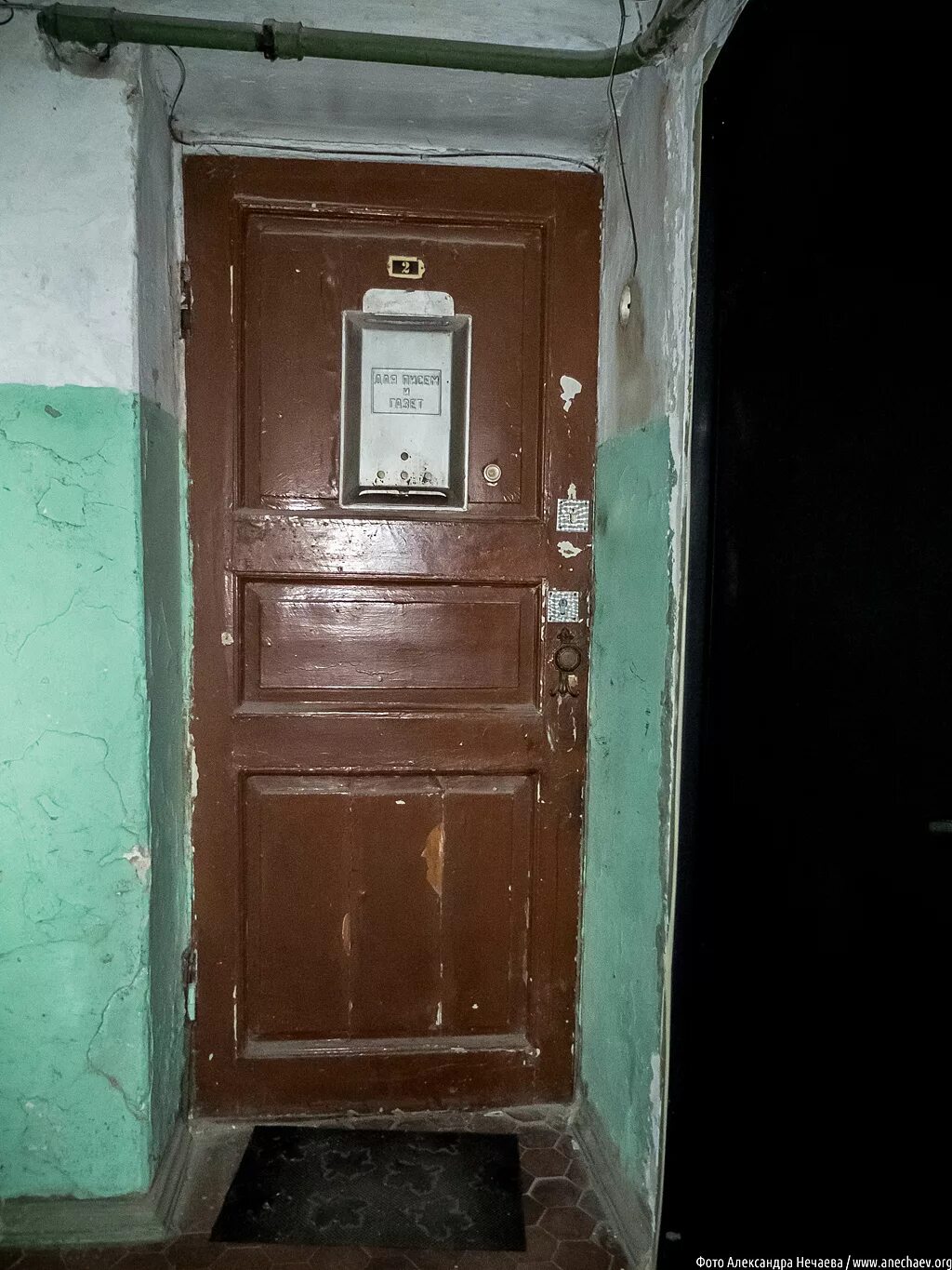 Советская входная дверь в квартиру. Старая дверь в квартиру. Старая входная дверь. Советская дверь. Старая входная дверь в квартиру