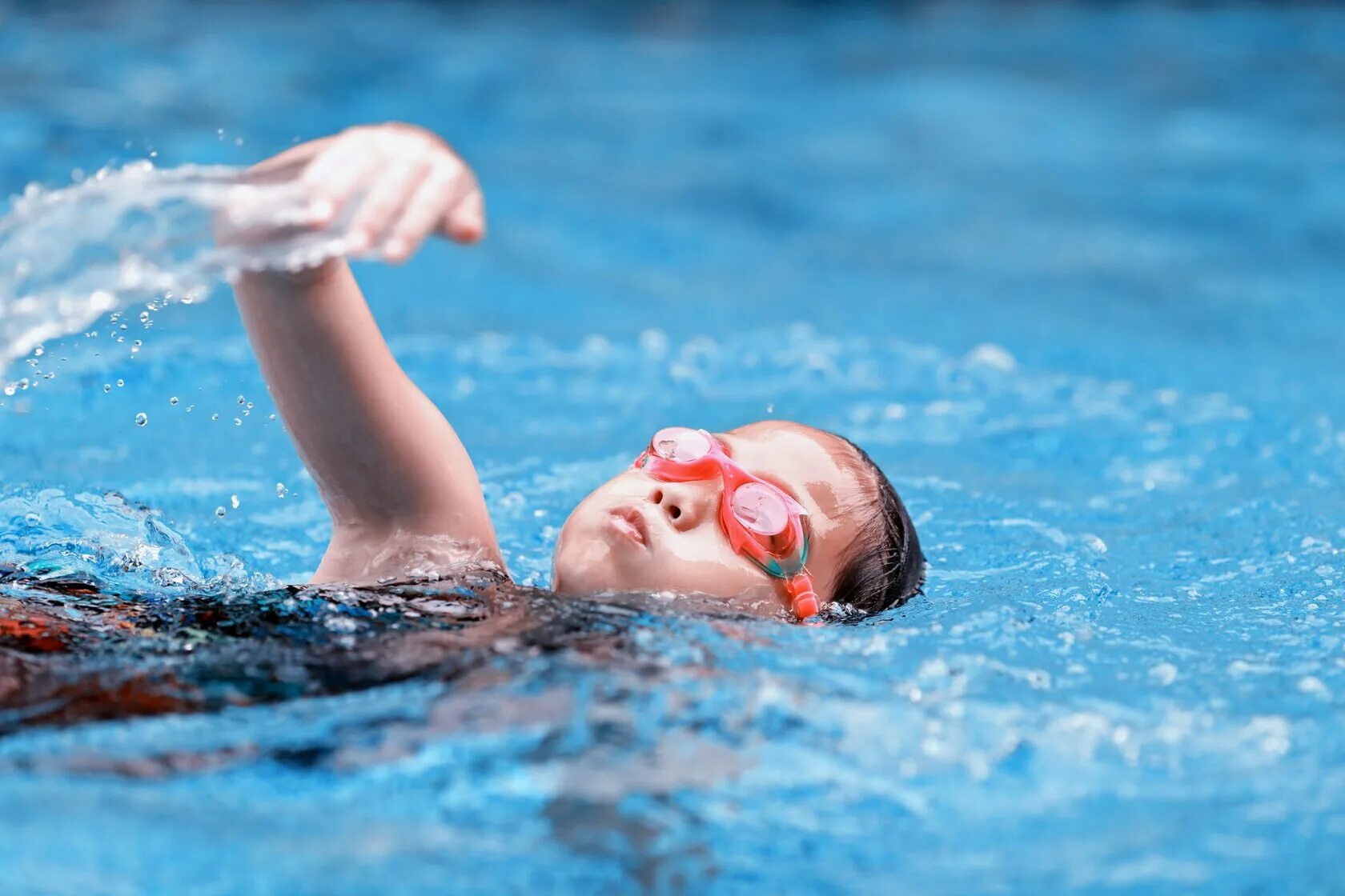 The children are swimming. Дети в бассейне. Плавание дети. Мальчик плавает. Плавание в бассейне дети.