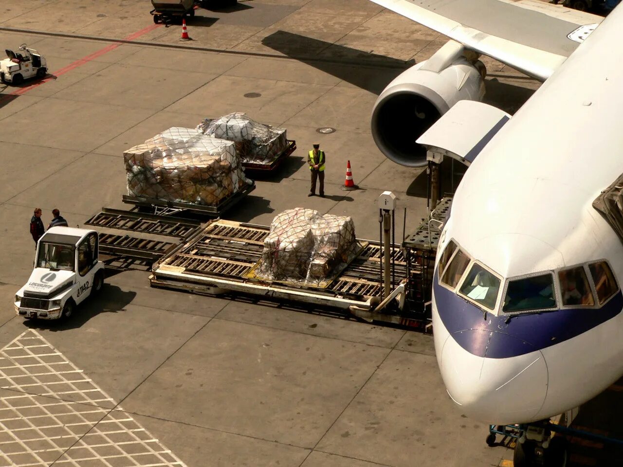 Авиаперевозка грузов. Грузовой самолет Cargo. Опасные грузы на воздушном транспорте. Перевозка пассажиров авиатранспортом.