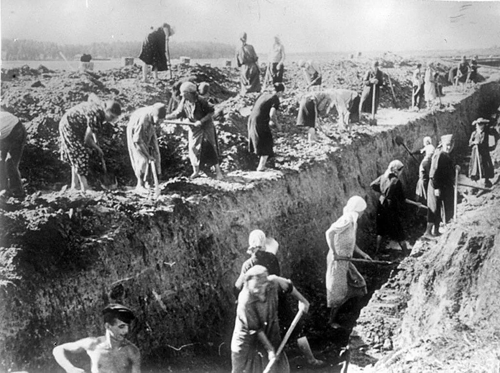 Четвертый бастион севастополь. Херсонесский маяк в 1942. Оборона севастополя 1941-1942. Строительство оборонительных сооружений в севастополе. Противотанковый ров 1941.