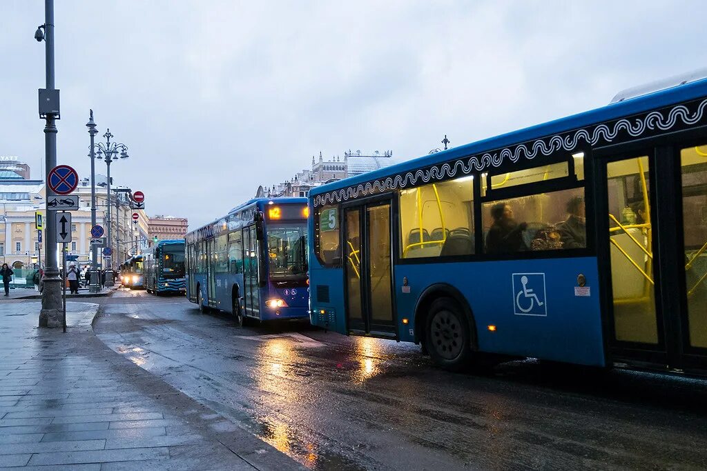 Городской транспорт Москвы. Транспорт города Москвы. Транспорт Кемерово. Узкое пространство между автобусами. Проезд в городском транспорте москвы