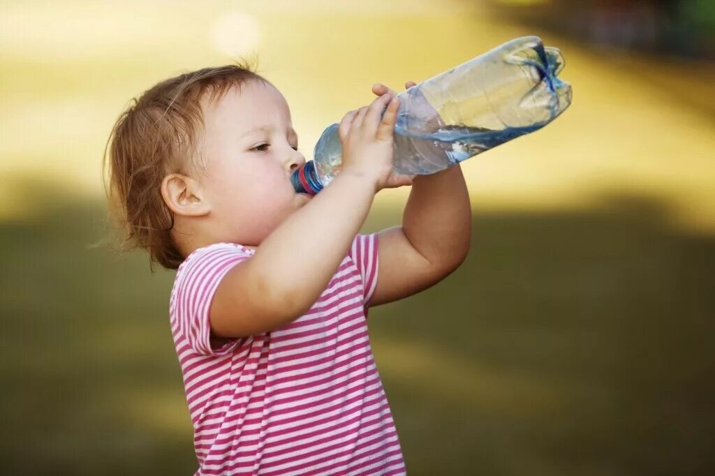 Питье воды. Пить воду. Ребенок пьет воду. Человек пьет воду.