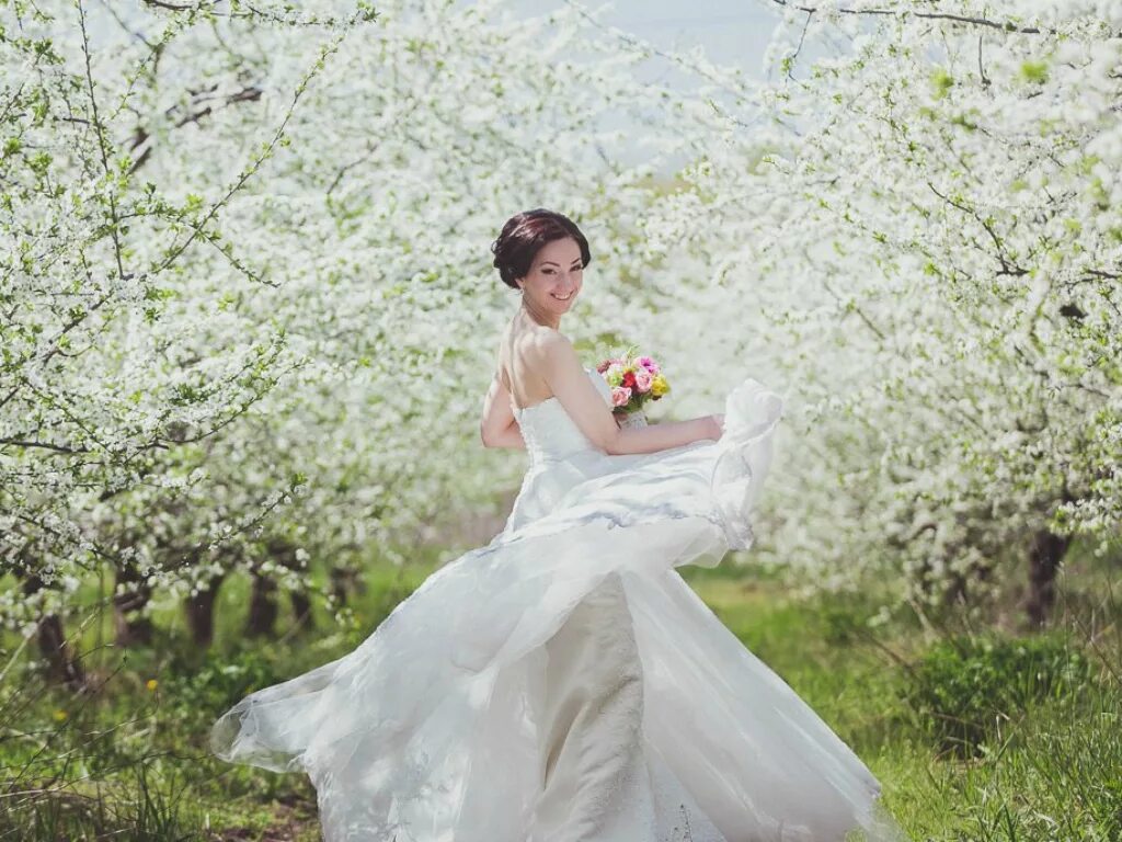 Красивая свадьба. Свадебная фотосессия в цветущем саду. Свадебная фотосессия в мае. Свадьба весной. Невеста в яблоневом саду.