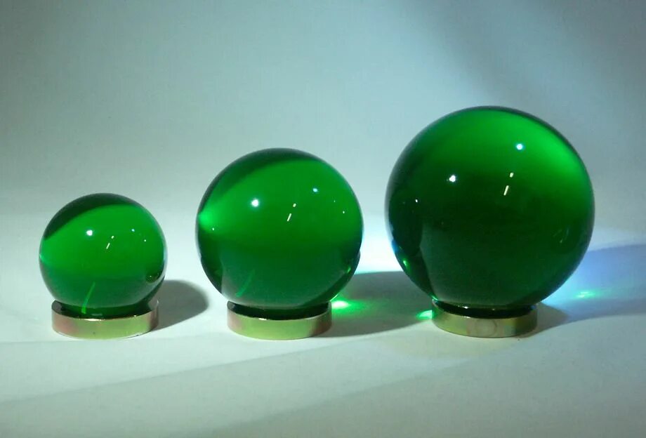 Мвш шар. Стеклянный шарик. Зеленый стеклянный шарик. Стеклянный шар цветной. Металлические шарики цветные.