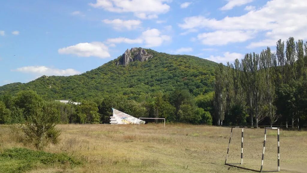 Окрестности школы. Краснокаменка Гурзуф. Поселок Краснокаменка. Село Краснокаменка Феодосия. Краснокаменка в Крыму.