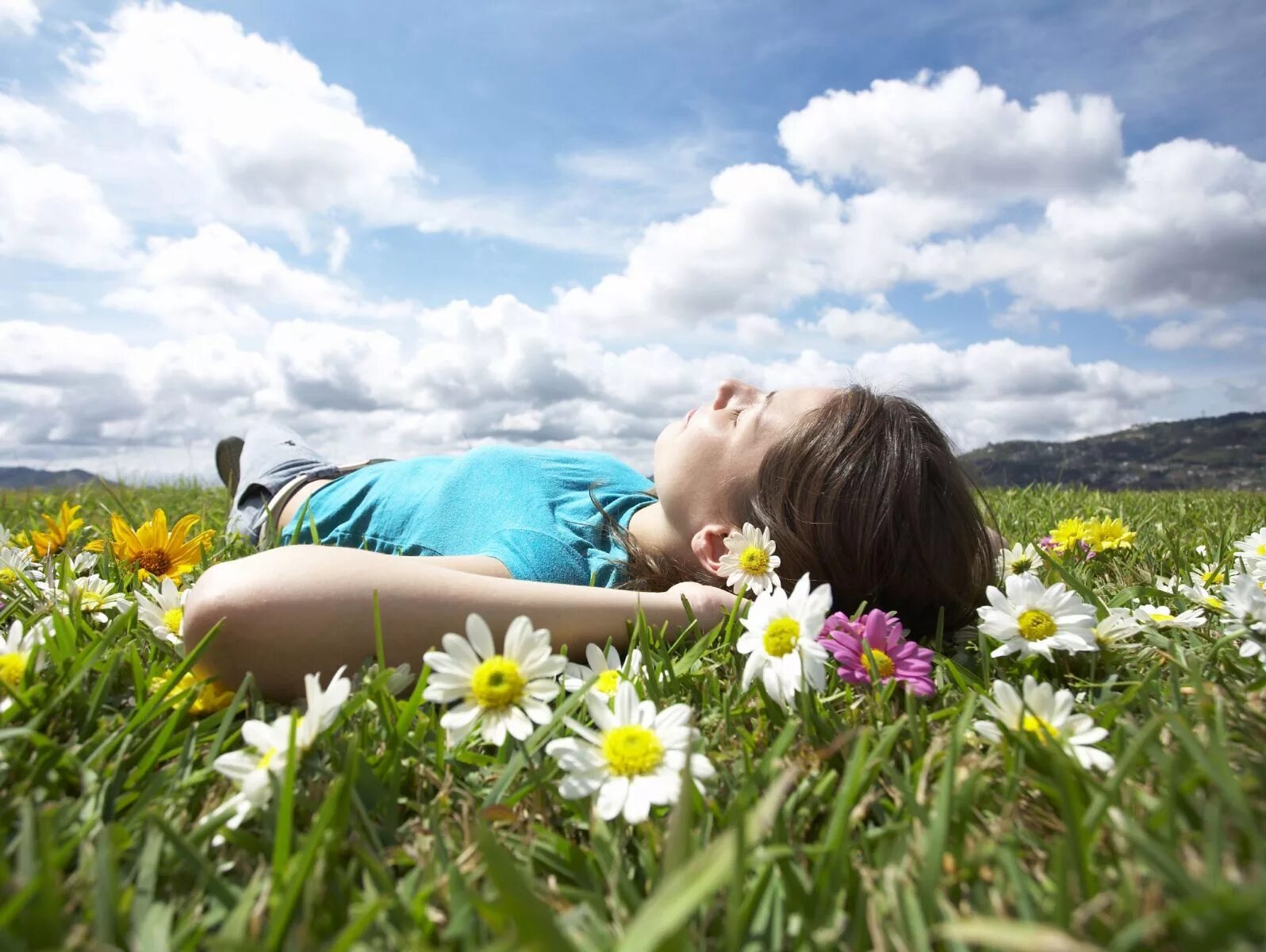 Расслабленность. Лето здоровье. Психология природа. Relax в согласии с природой. Полежать на травке.