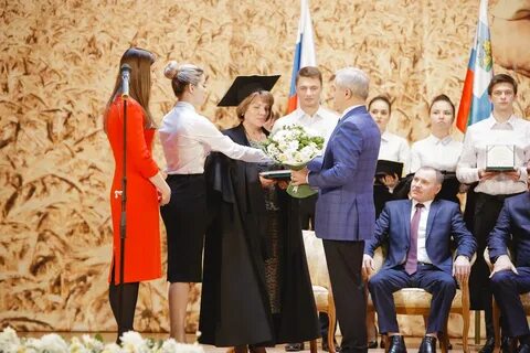 Вручение производил