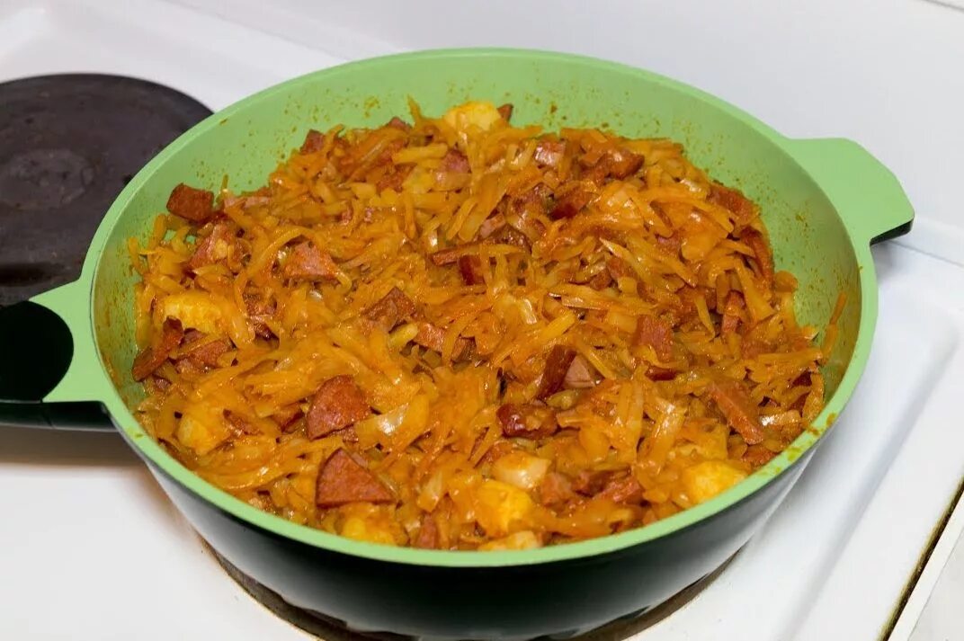 Солянка с картошкой и свежей капустой. Тушёная капуста с мясом в казане. солянка тушеная капуста. солянка мясная с картошкой и капустой. солянка с капустой и картошкой и мясом.