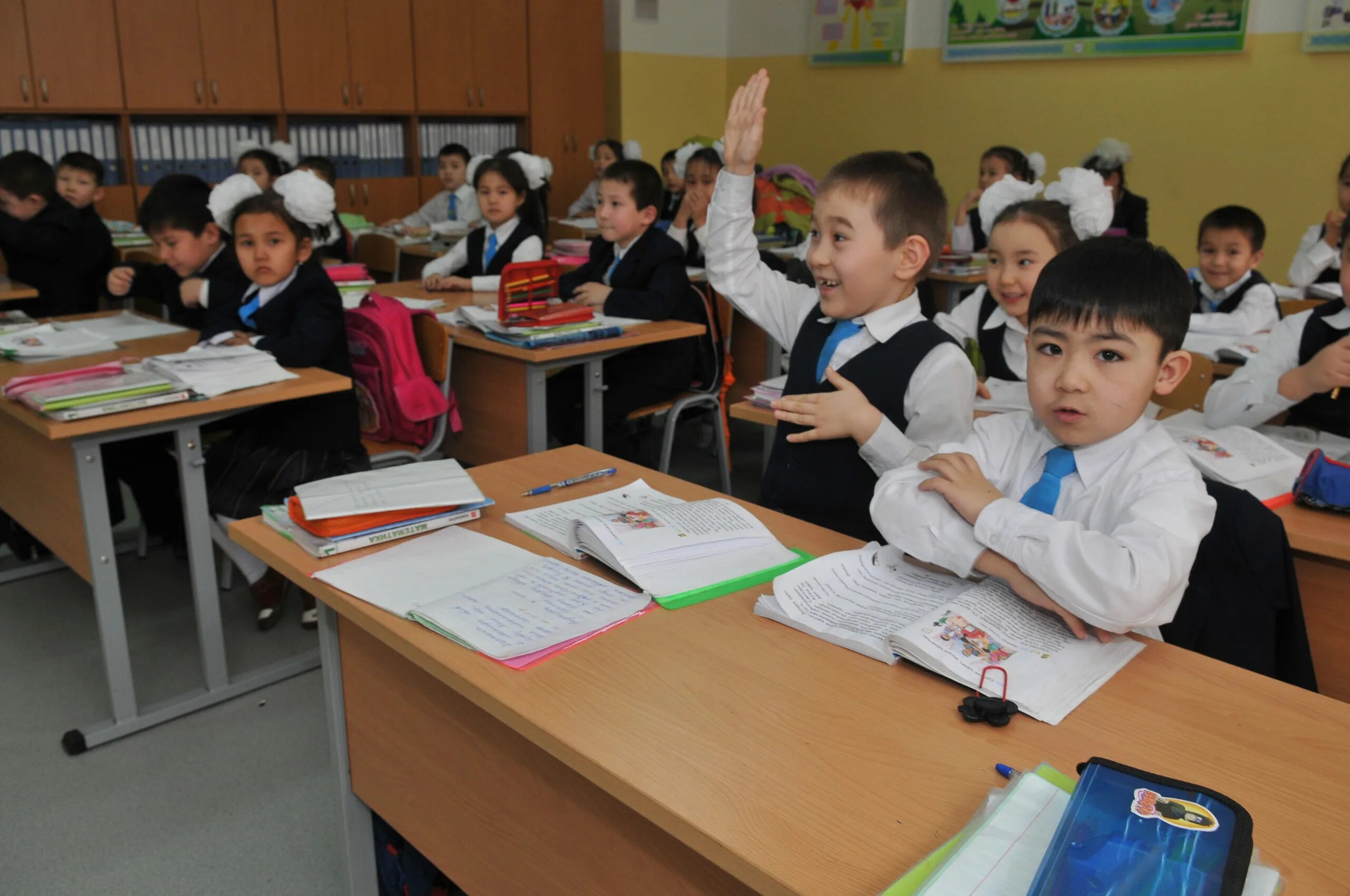 Сколько школ в казахстане. Школы в Казахстане. Дети в школе Казахстан. Начальное образование в Казахстане. Дети казахи в школе.