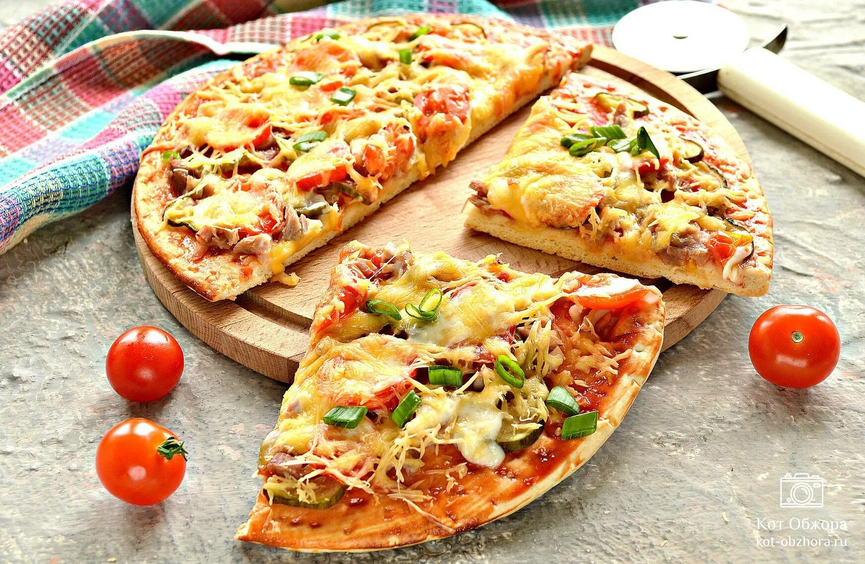 Пицца с сыром простой рецепт. Пицца домашняя. Пицца с курицей. Пицца с творогом. Мини пицца с курицей и сыром.