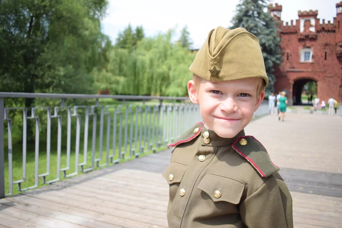 школьник на прозрачном фоне. мальчик в военной форме. мальчишка будущий солдат. будущие защитники родины.