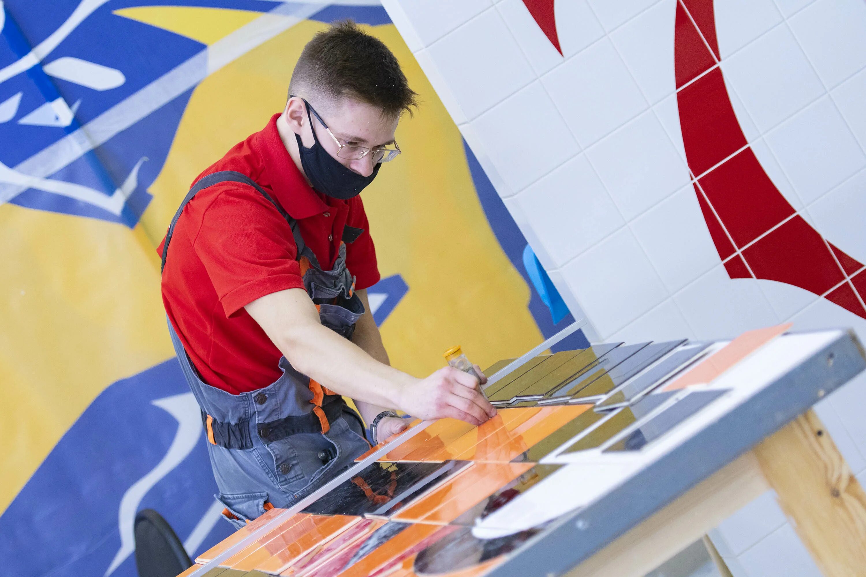 Маляр санкт петербург. Облицовщик-плиточник. WORLDSKILLS облицовка плиткой. Облицовка поверхностей Ворлдскиллс. Облицовщик-полировщик.