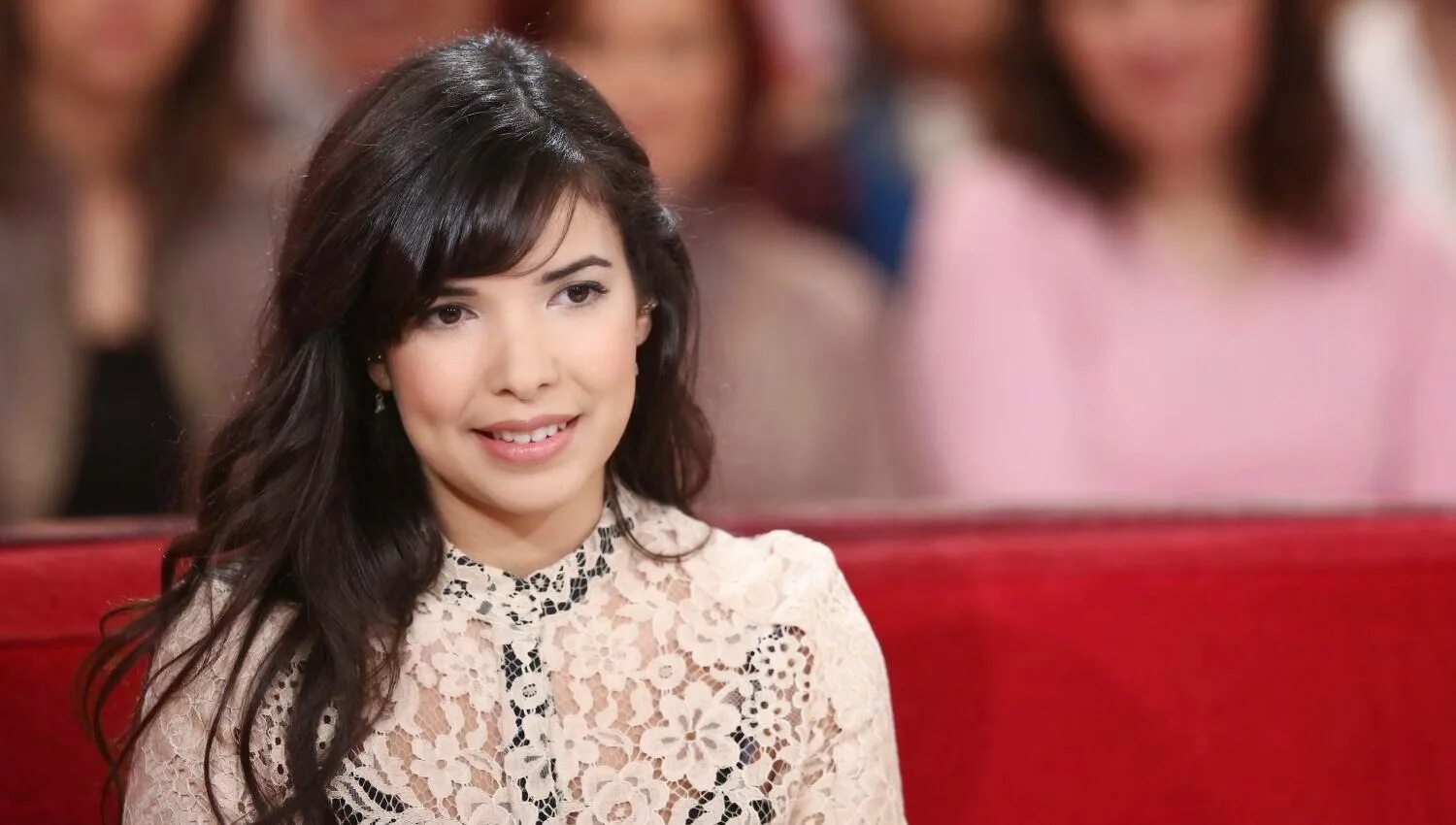 Индила ворлд. Indila. Indila Singer. Indila французская певица. Indila (Адила Седрая).