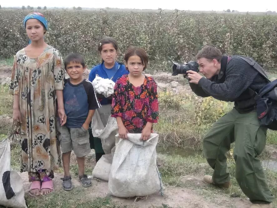 Дети Таджикистана. Население Канибадамского района. Канибадамский район Таджикистан. Село Лохути.