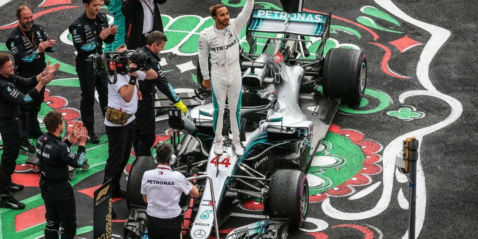 Техники формулы 1. F1 Льюис Хэмилтон. Льюис Хэмилтон 2018. Mercedes AMG Petronas f1. Lewis Hamilton Mercedes AMG Petronas.