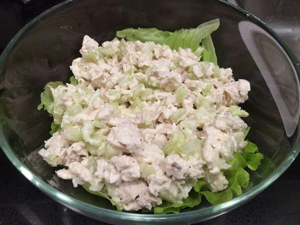 Салат курица сельдерей грибы. Салат с курицей и сельдереем. салат с сельдереем и яблоком и курицей. салат с сельдереем и куриной грудкой. салат с сельдереем и куриной грудкой и яблоками.
