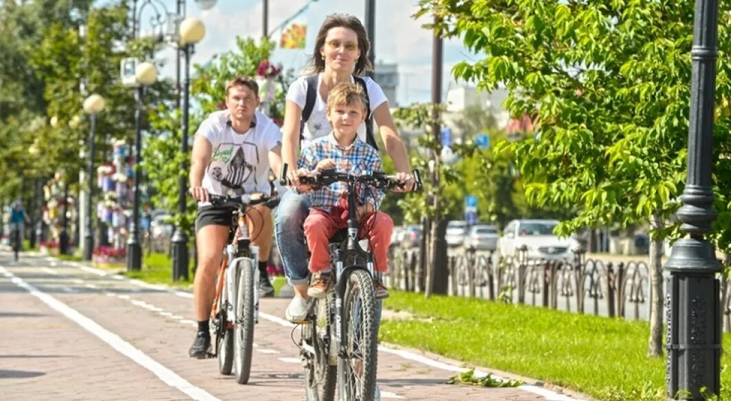 Где кататься ребенку на велосипеде. Велодорожки Йошкар-Ола. Лесопарк Измайлово велодорожки. Велосипедист в городе. Велосипедные дорожки в городе.