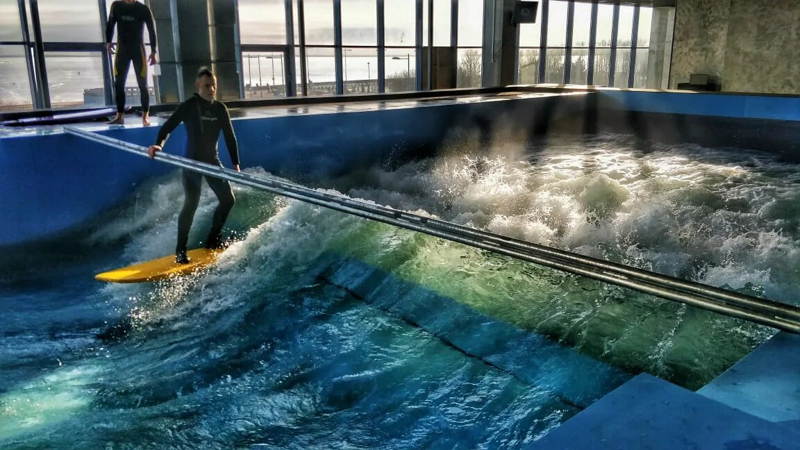 Бассейн с искусственной волной. Бассейн для серфинга. Искусственная волна для серфинга. Бассейн с искусственной волной для серфинга.