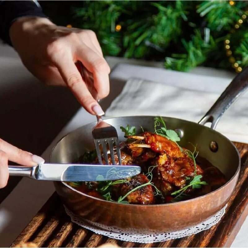 французская подача блюд. ресторанный бизнес. процесс приготовления еды. сервировка стола приборы. столовые приборы на столе.